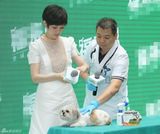组图：孙俪白裙清新现身 携爱犬呼吁领养