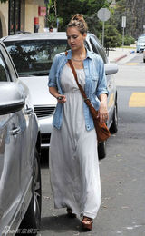 组图：杰西卡-阿尔芭产后首度现身 身材尚未恢复