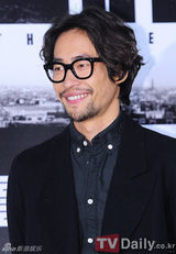 组图：韩片《柏林》试映会 全智贤黑裙亮相