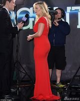 组图：Rose凯特温斯莱特红裙亮相 粉丝举裸体画