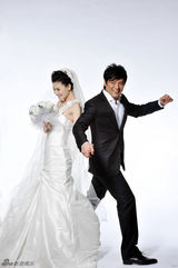 高清图：刘冬新娘装登封面 俏皮表情秀甜美性感