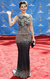 高清组图：艾美奖红毯 玛丽亚-曼努诺斯秀美背