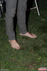 组图：谢安琪教儿子抗流感 林德信光脚秀瑜伽