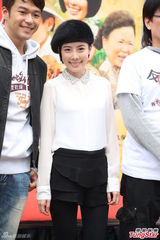 组图：李康宜拜神求票房 爱情长跑结婚顺其自然