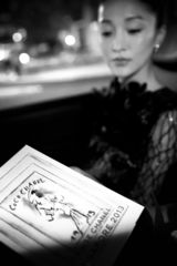 组图：周迅羽毛蕾丝连衣裙亮相卡尔全球大秀