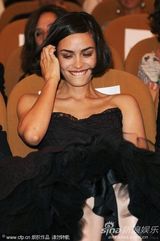 高清：《无果之路》首映女主演秀蕾丝裙 蜜挽男搭档