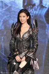 组图：林志玲cosplay爆乳装代言网游性感十足