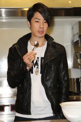 组图：吴建豪首次做巧克力 对曾之乔印象很新鲜