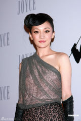 周迅豹纹短裙亮相秀香肩 李连杰教拍武打片(图)