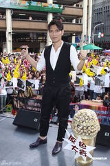 组图：杨宗纬歌迷送养声妙方 不怕与萧敬腾比较