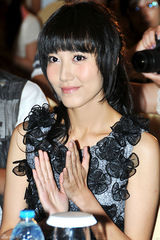 组图：高露俏丽亮相《经济适用男》发布会