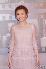 组图：林欣彤粉红薄纱短裙现身金像奖红毯