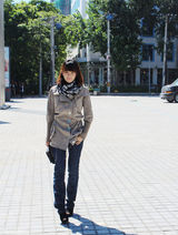 组图：海陆街拍LOOK 卡其色风衣搭牛仔裤