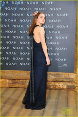 组图：艾玛-沃特森出席电影首映大秀性感