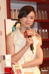 组图：汤唯代言活动清爽知性 结婚生子一切随缘