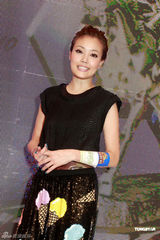 幻灯图：容祖儿阿sa助阵马会活动 新片将演女山贼