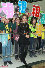 组图：容祖儿全黑短裙宣传新碟