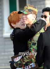 组图：李在元退役现场 HOT五名成员共聚