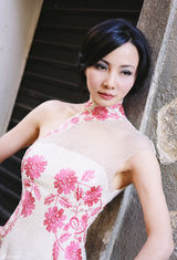 高清图：陶红户外唯美写真 淡雅素净显东方神韵