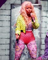 组图：麻辣鸡个唱粉丝强行上台 与保镖激烈扭打