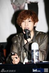 组图：韩国组合EXO-K出席粉丝签名会尽展帅气魅力