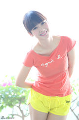 组图：柳岩彩纱逆光身姿优雅 笑容迷人清新十足