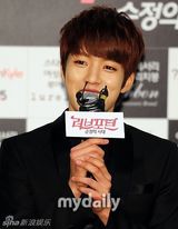 组图：韩性感女星Clara宣传新剧 深V纱裙秀巨乳