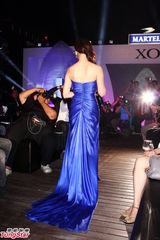 组图：天心蓝色爆乳装出境 坦承渴望结婚