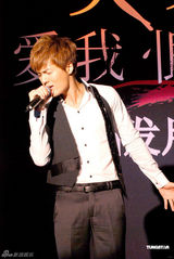 组图：吴克群再度出击秀肌肉 声色俱全尺度大胆 