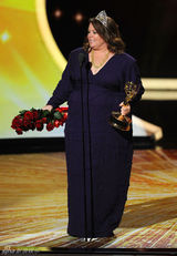 组图：艾美奖现场 梅丽莎-麦卡西获喜剧类女主角奖 