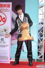 组图：萧敬腾为流浪猫狗证婚 爱猫成痴领养四只