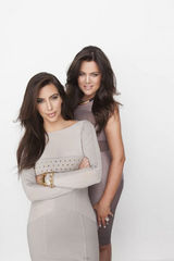 组图：卡戴珊携妹妹登杂志秀性感