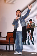 组图：陈奕迅巡演开庆功宴 否认婚变称家庭幸福