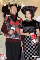 组图：罗家英携汪明荃亮相 元旦不工作专陪老婆