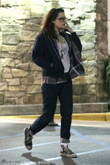 组图：斯图尔特中性装出街 头发蓬松显疲惫