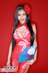 组图：许颖半裸画人体彩绘宣传动画电影