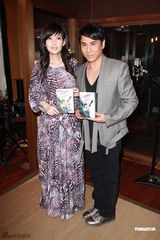 周慧敏彩裙优雅亮相 获绯闻旧爱黄凯芹献吻(图)