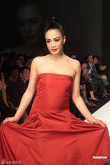 组图：钟丽缇台湾走秀 性感豹纹洋装搭配红唇