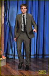 组图：罗伯特-帕丁森上脱口秀节目 被泼冷水成落汤鸡