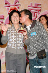 幻灯图集：李绮红不怕走光 曹敏莉欢迎追求者表白