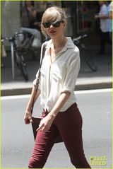 组图：泰勒-斯威夫特白衬衫现身街头 标志红唇抢眼