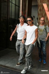 高清组图：谢霆锋香港拍广告 不回应婚变话题