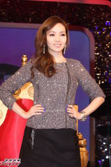 组图：侯佩岑再开新节目甜美亮相优雅十足