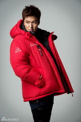 组图：李敏镐秋冬户外写真温柔帅气