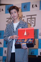 组图：李玹雨现身见面会用中午问候粉丝