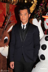 组图：古天乐为圣诞树亮灯 刘嘉玲否认赴美人工受孕