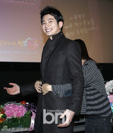 组图：朴施厚与粉丝共同收看《清潭洞》大结局