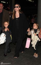 组图：朱莉手擒龙凤双胞胎现身 儿女安静可爱