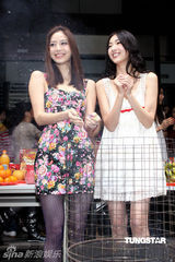 幻灯图：林志玲助阵模特公司开工 泳装环节趣味十足