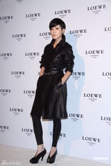 组图：贺军翔帅气亮相活动 Ella担心婚礼哭花妆